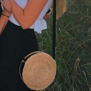 Super cute straw crossbody bag! Make me an offer!